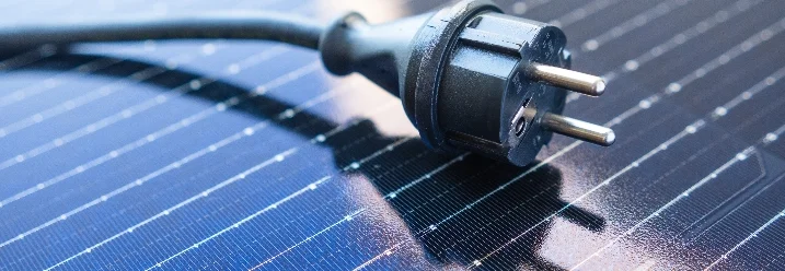 Stromstecker auf Solarpanel